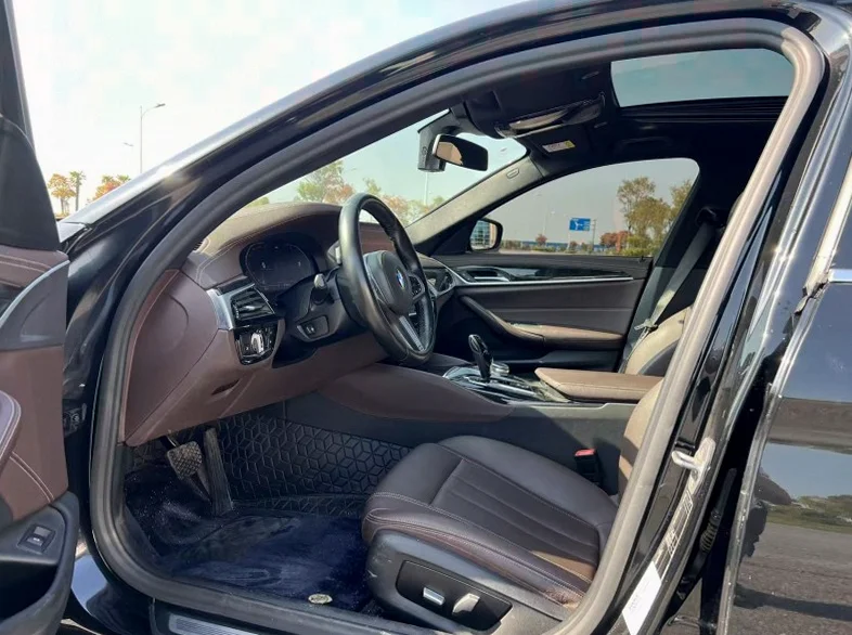 宝马5系 后面外观一