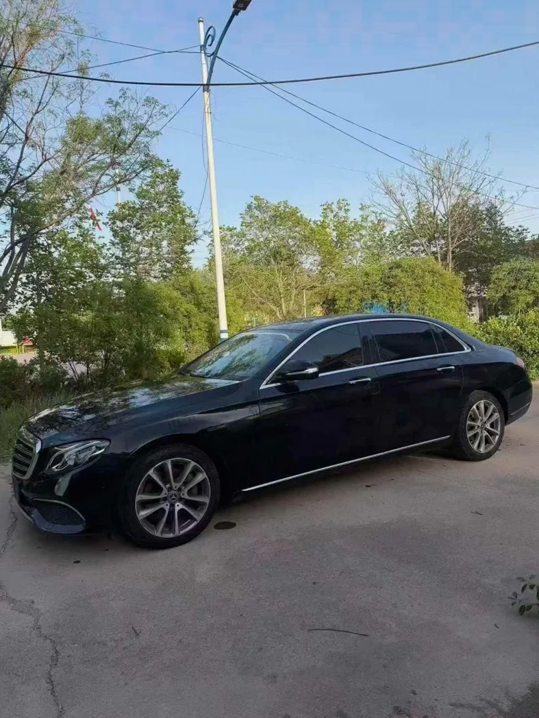 奔驰E 正面外观二