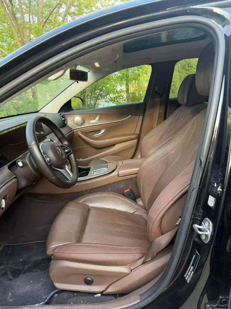 奔驰E 后面外观一