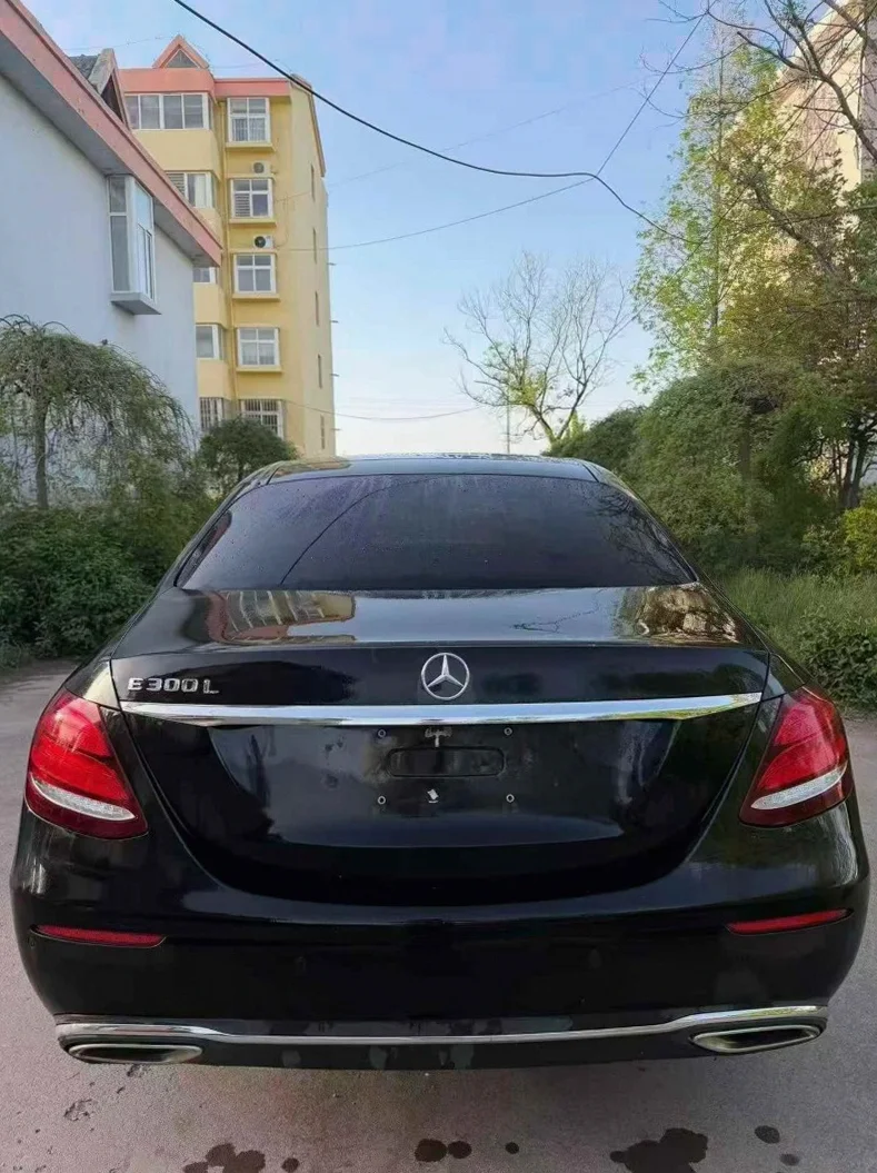 奔驰E 内饰后排