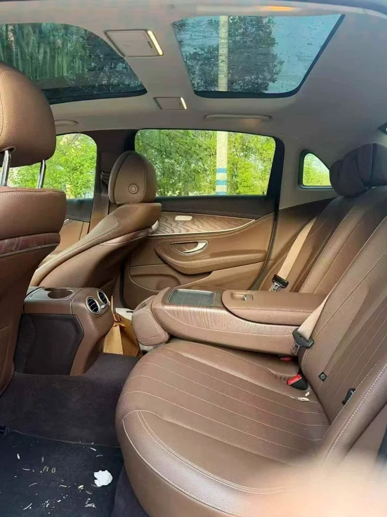 奔驰E 后面外观三