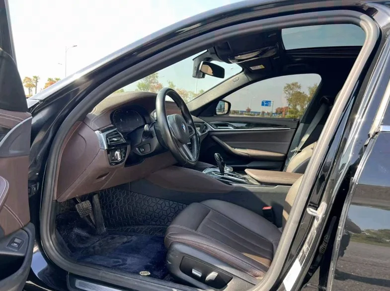 宝马5系 后面外观一