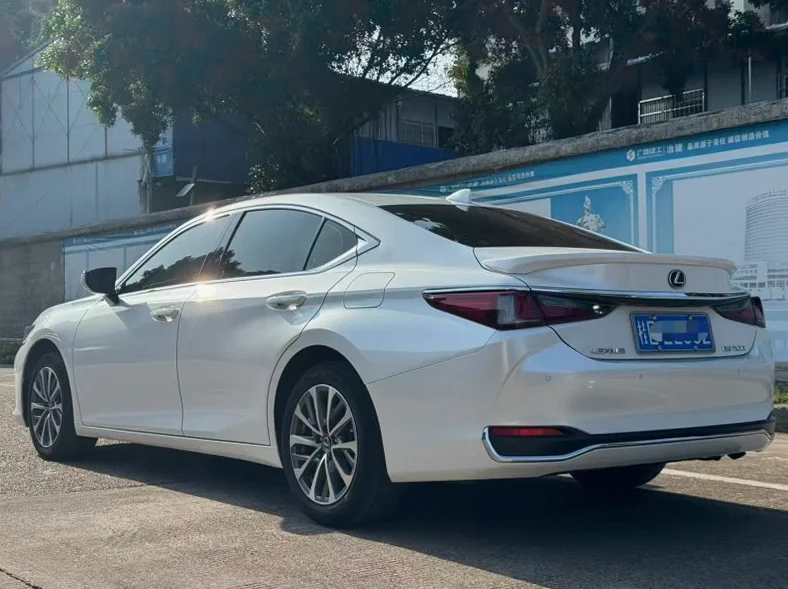 雷克萨斯ES 后面外观一