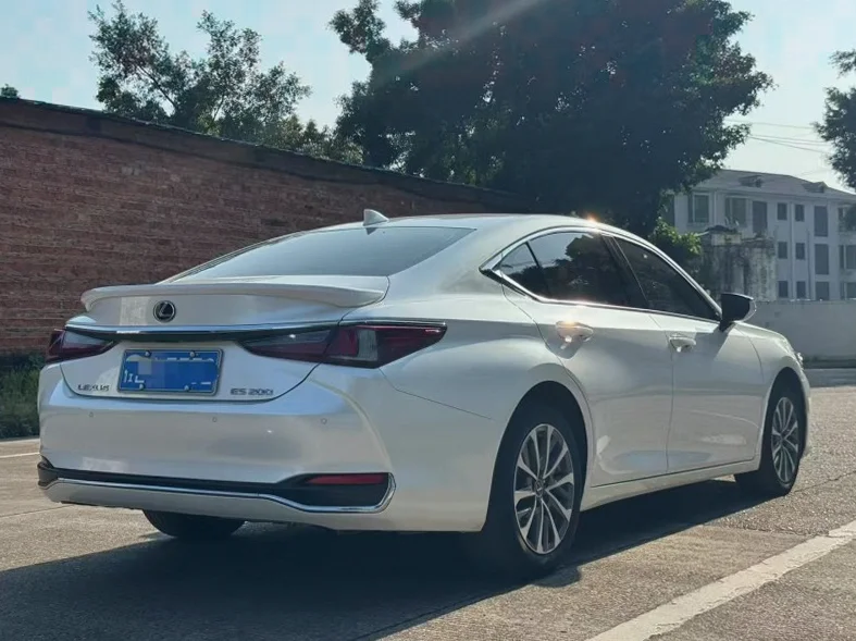 雷克萨斯ES 后面外观三