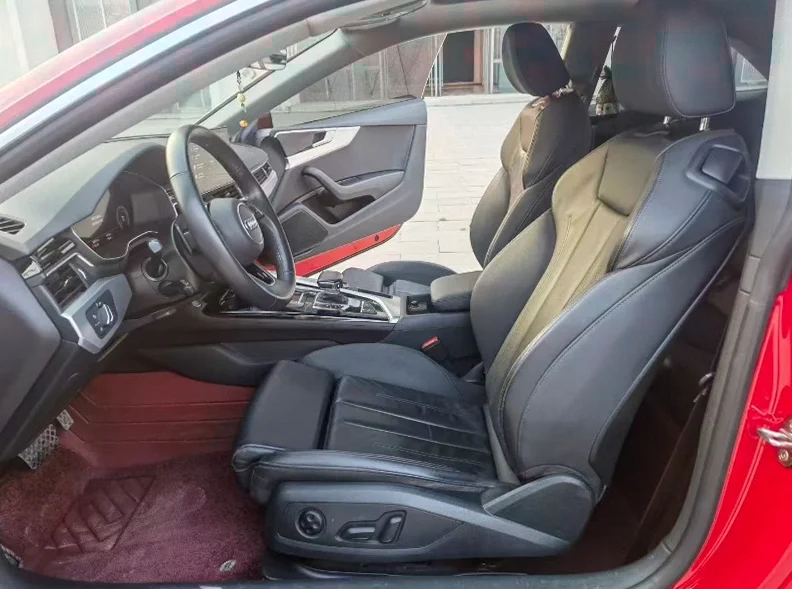 奥迪A5 内饰前排