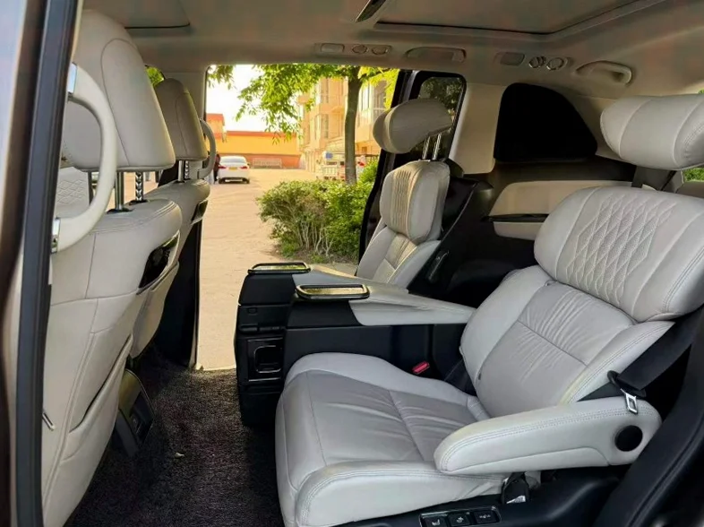 本田艾力绅 内饰前排