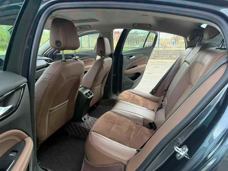 别克君威 内饰前排