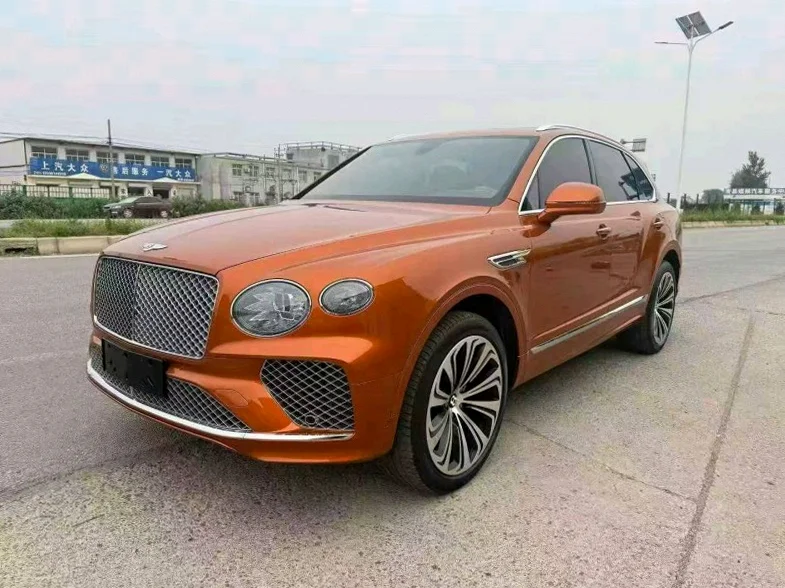 宾利添越 正面外观三