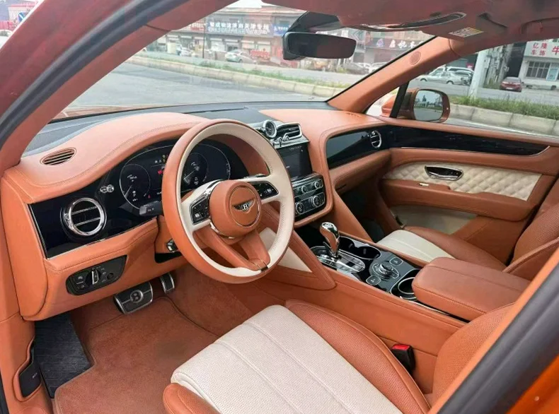 宾利添越 驾驶室