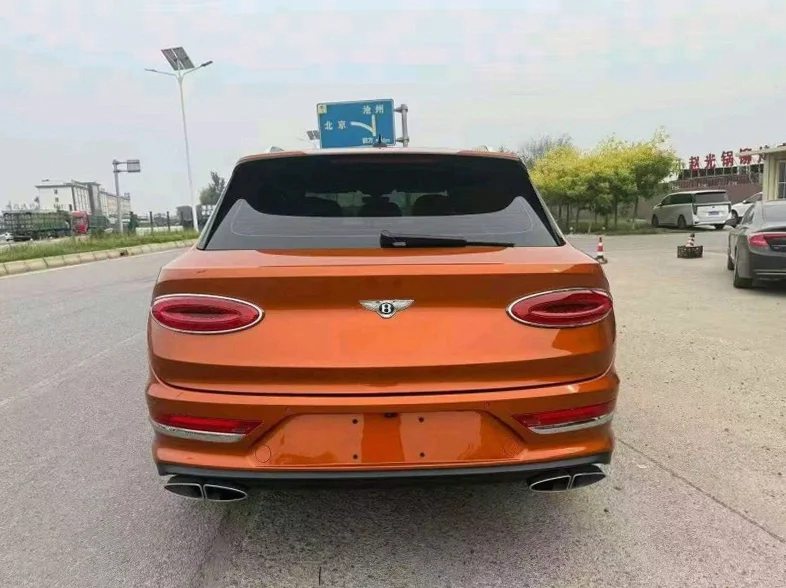 宾利添越 正面外观二