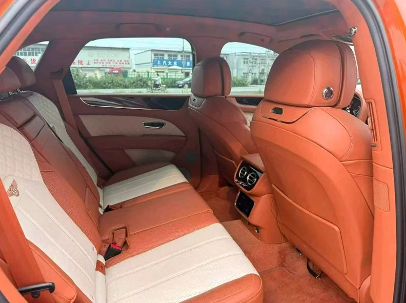 宾利添越 内饰后排