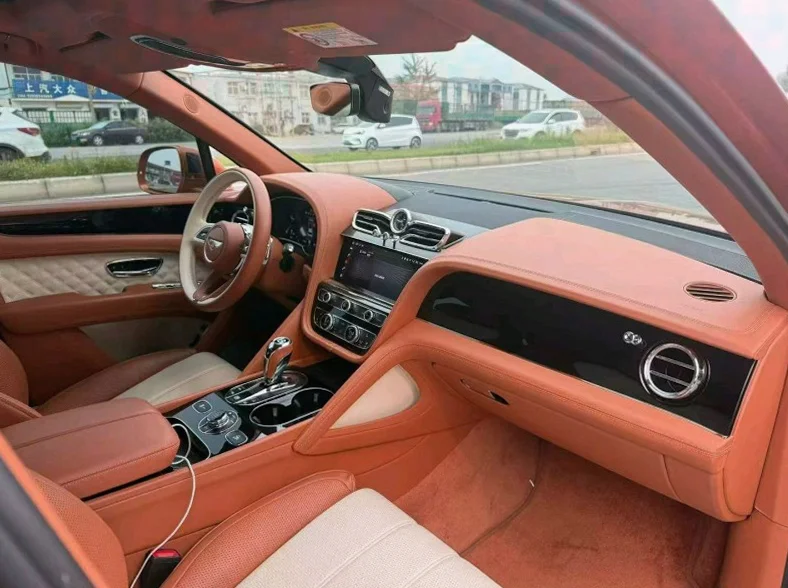 宾利添越 后面外观二