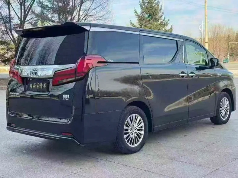 丰田埃尔法 后面外观三