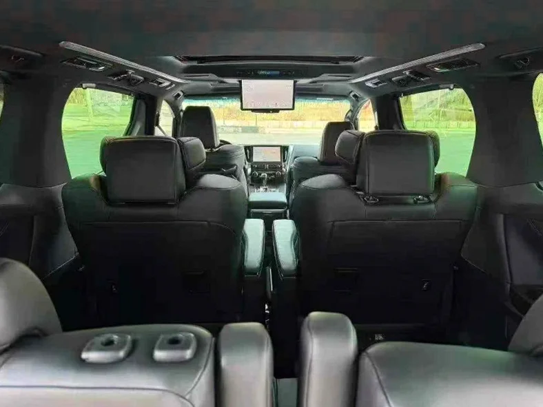 丰田埃尔法 驾驶室