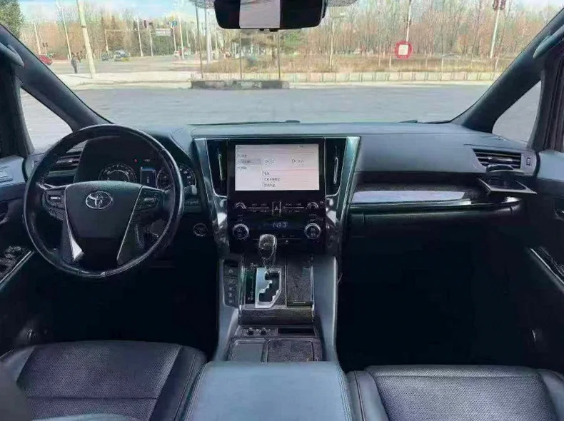 丰田埃尔法 后面外观二