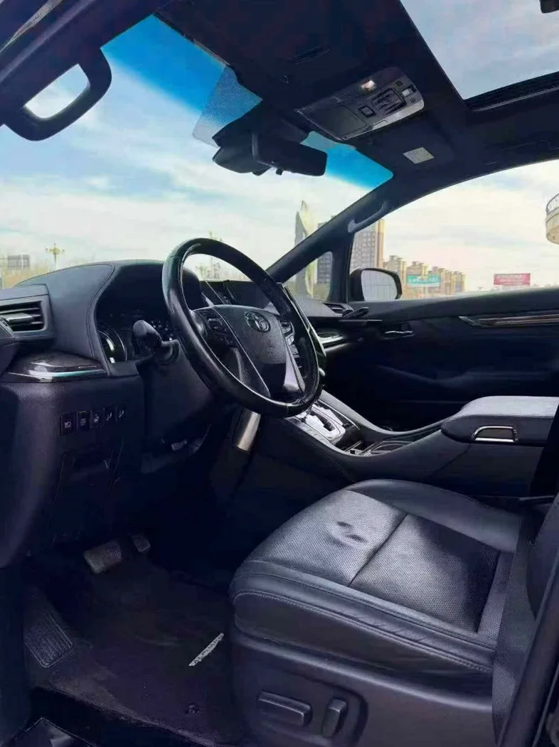 丰田埃尔法 后面外观一