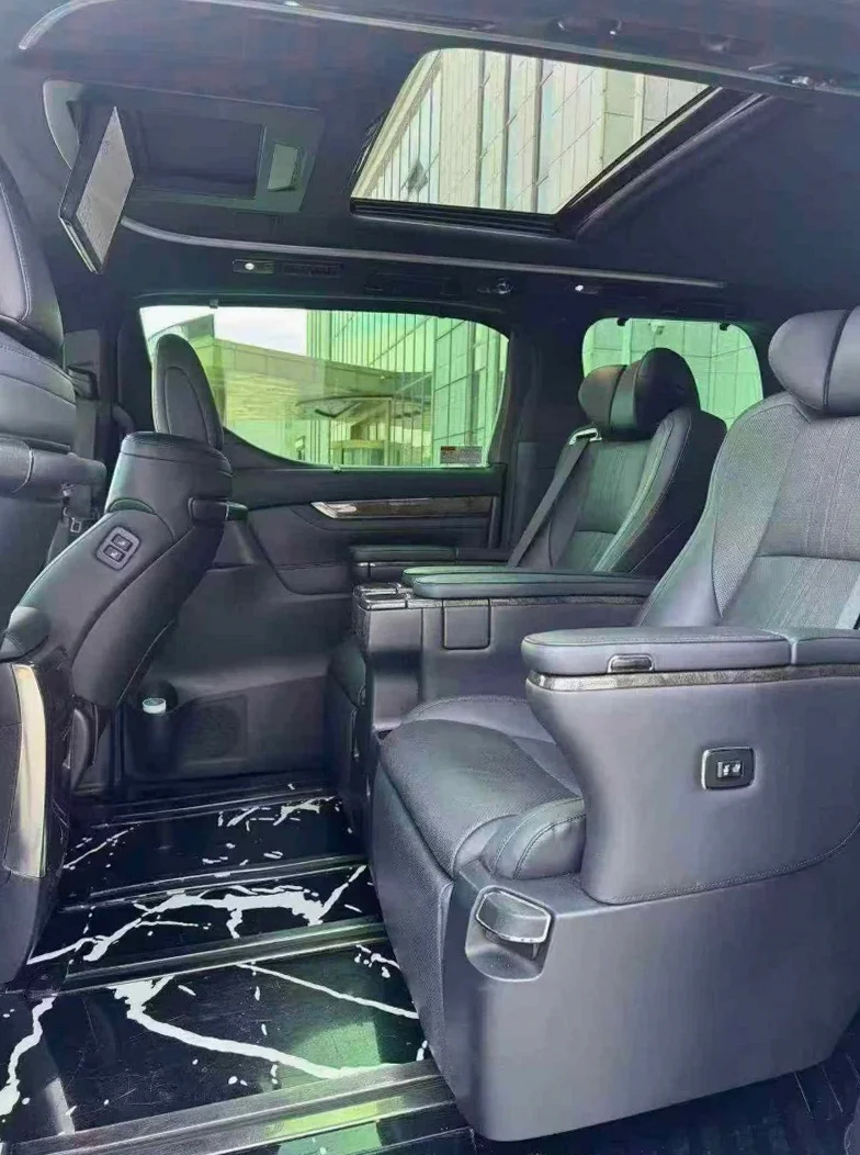 丰田埃尔法 内饰后排