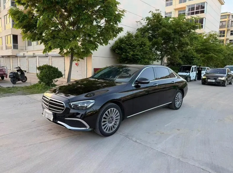 奔驰E 正面外观二