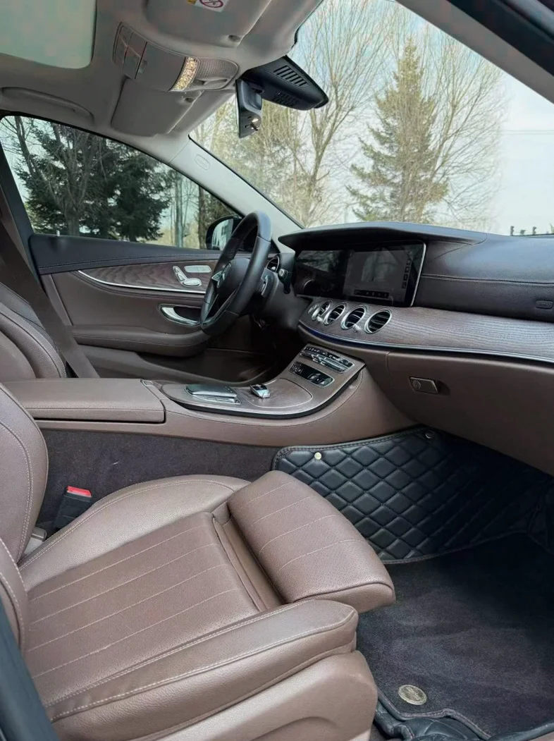 奔驰E 内饰后排