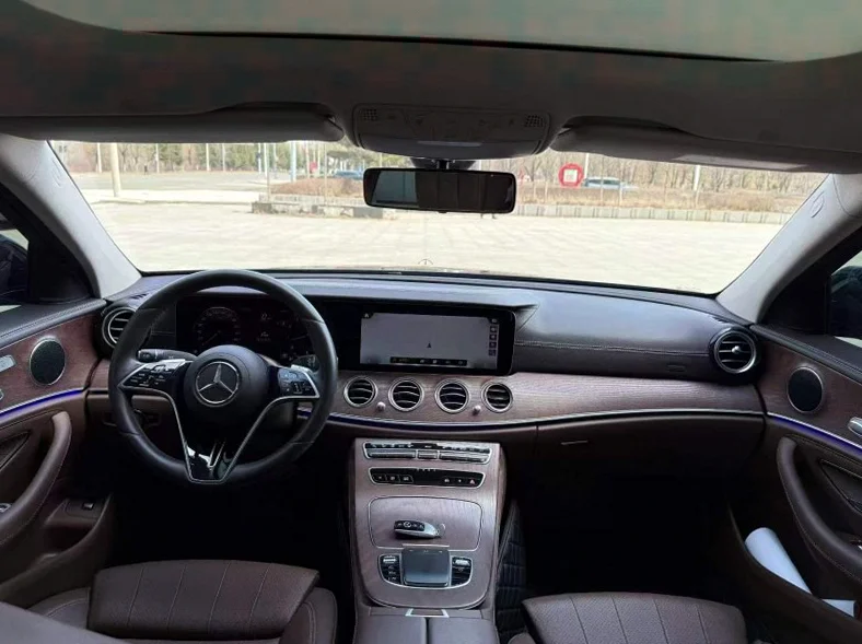 奔驰E 后面外观一