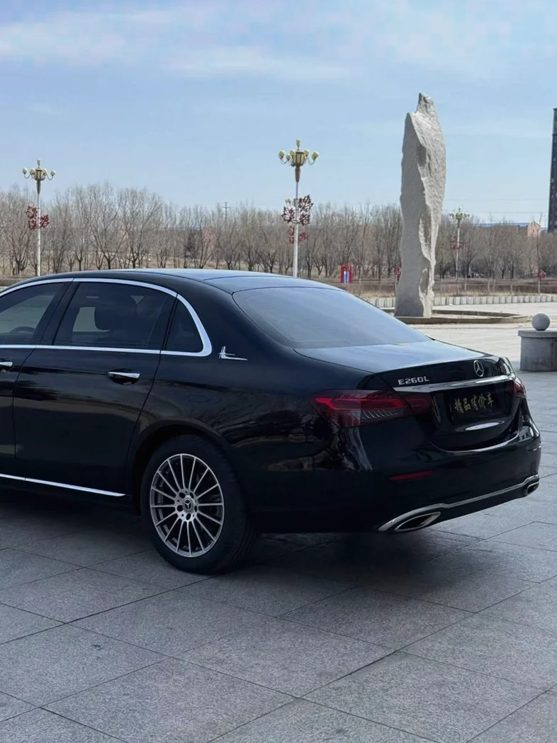 奔驰E 后面外观三