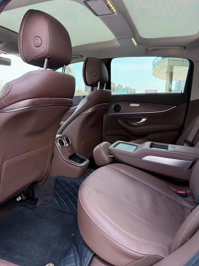 奔驰E 驾驶室