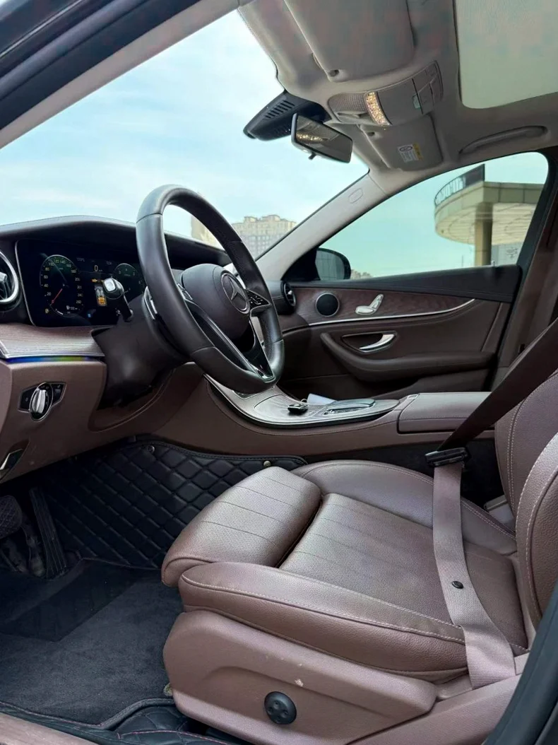 奔驰E 内饰前排