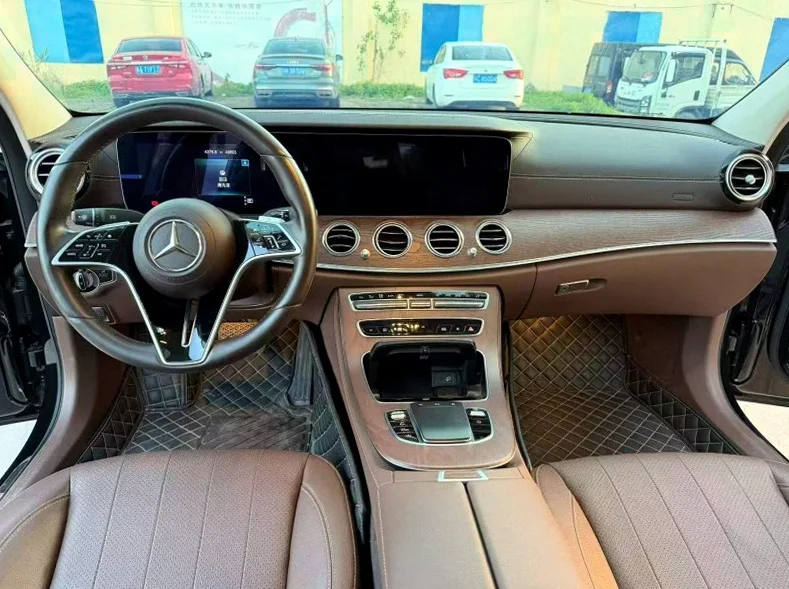 奔驰E 内饰前排