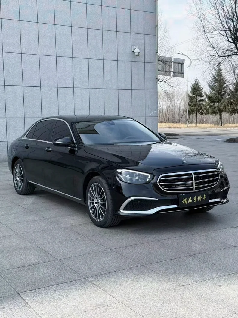 奔驰E 正面外观二