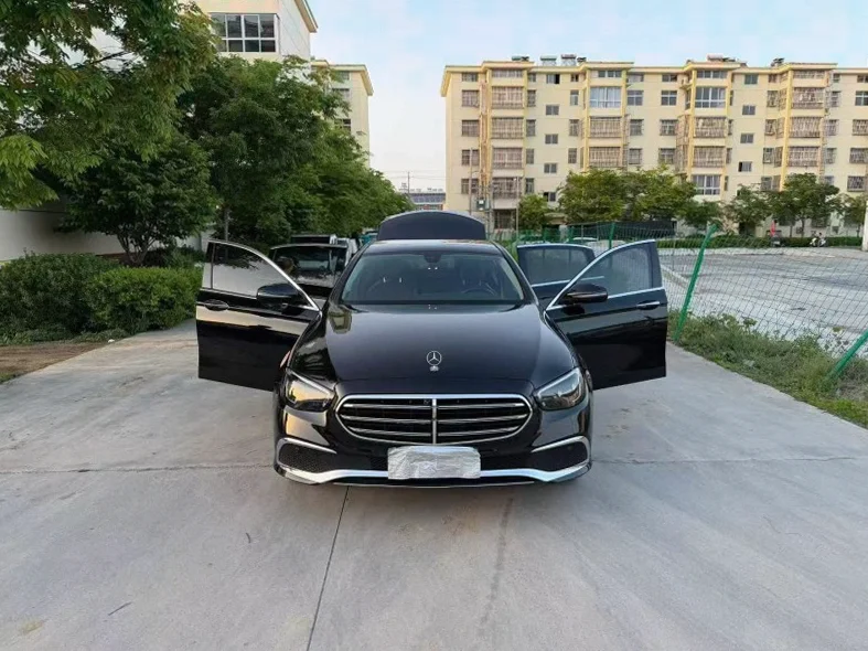 奔驰E 内饰后排