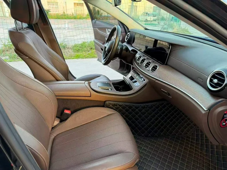 奔驰E 后面外观一