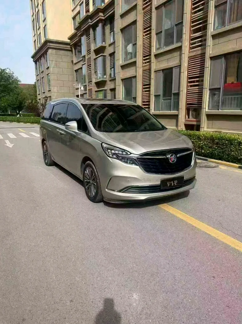 别克GL8 正面外观三