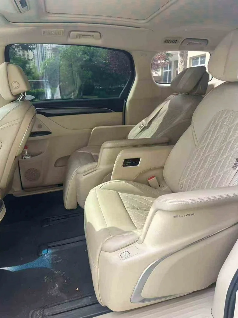 别克GL8 后面外观三