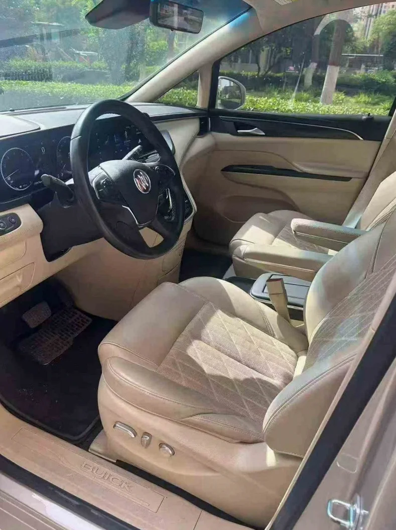 别克GL8 后面外观一