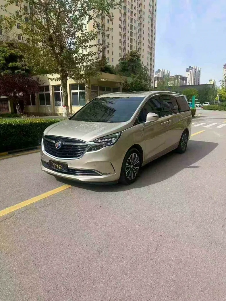 别克GL8 正面外观二