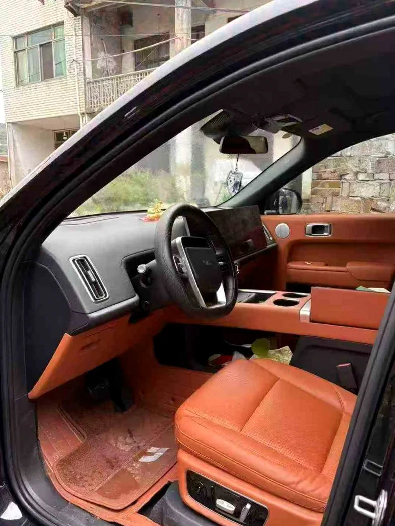 理想L8 正面外观三