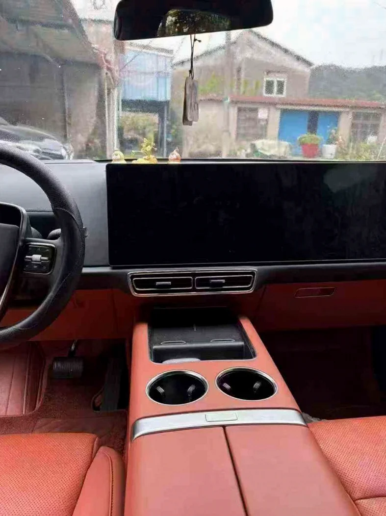 理想L8 后面外观三