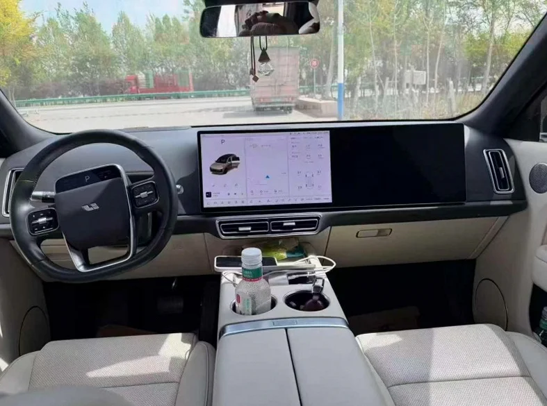 理想L8 后面外观三