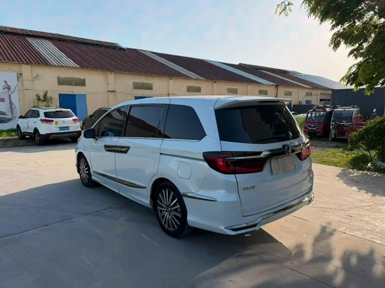 本田艾力绅 后面外观一