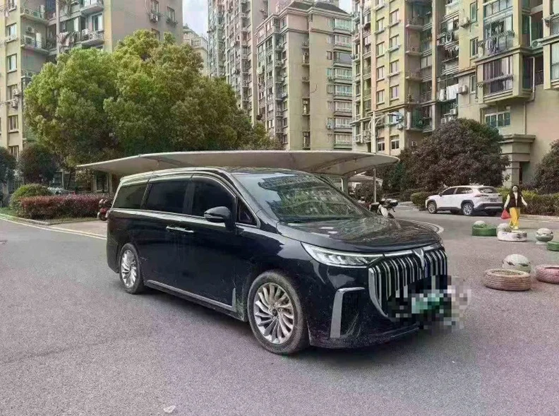 岚图汽车梦想家 正面外观二