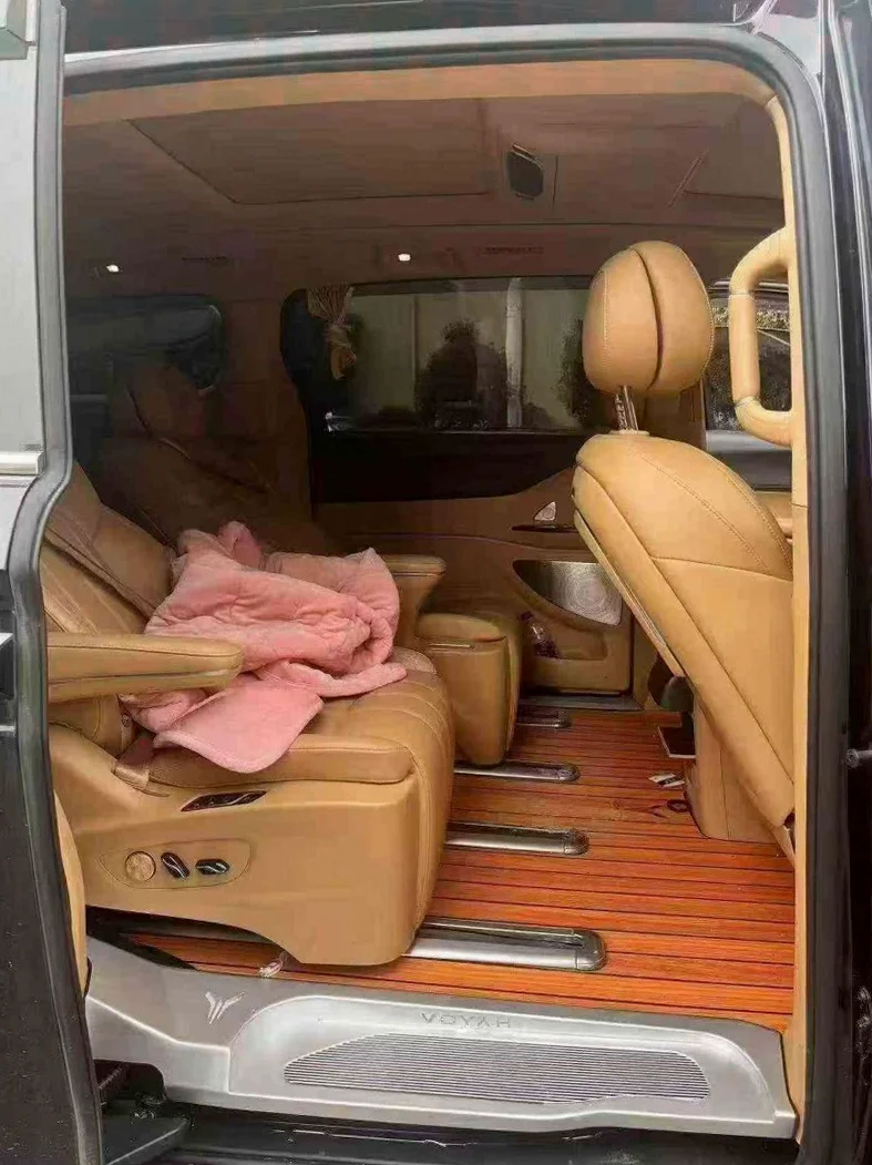 岚图汽车梦想家 后面外观三