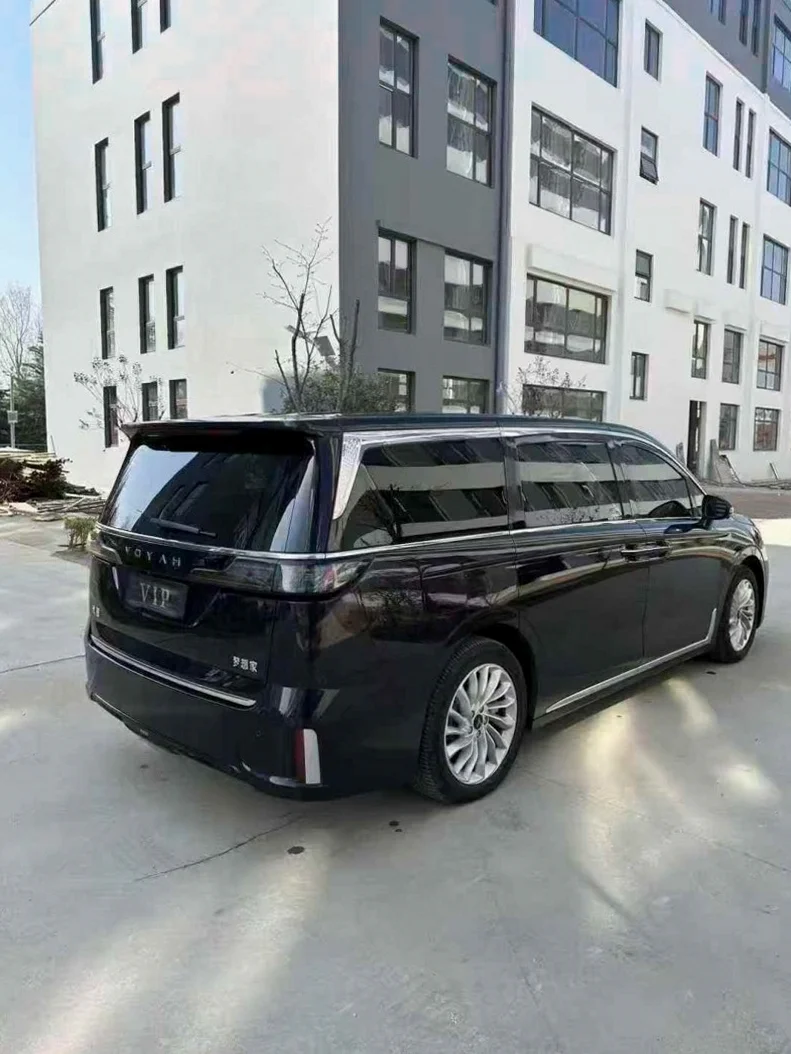 岚图汽车梦想家 内饰后排