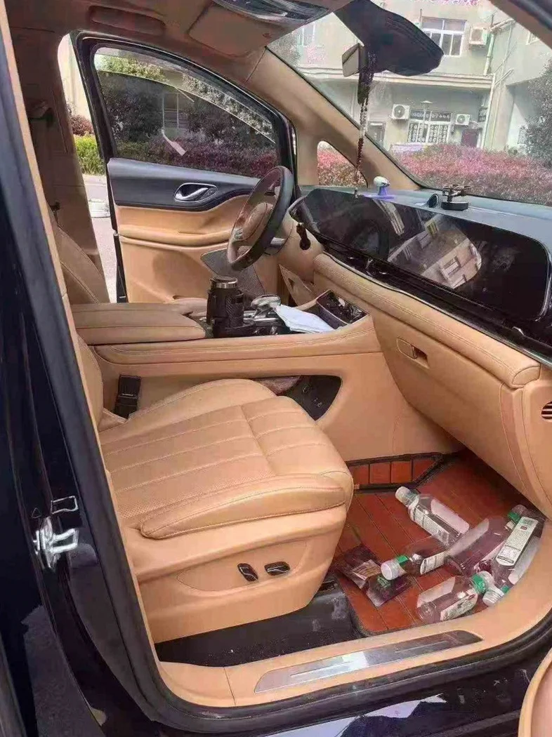 岚图汽车梦想家 正面外观三