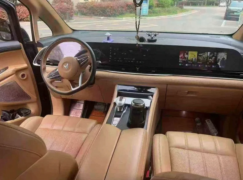 岚图汽车梦想家 后面外观二