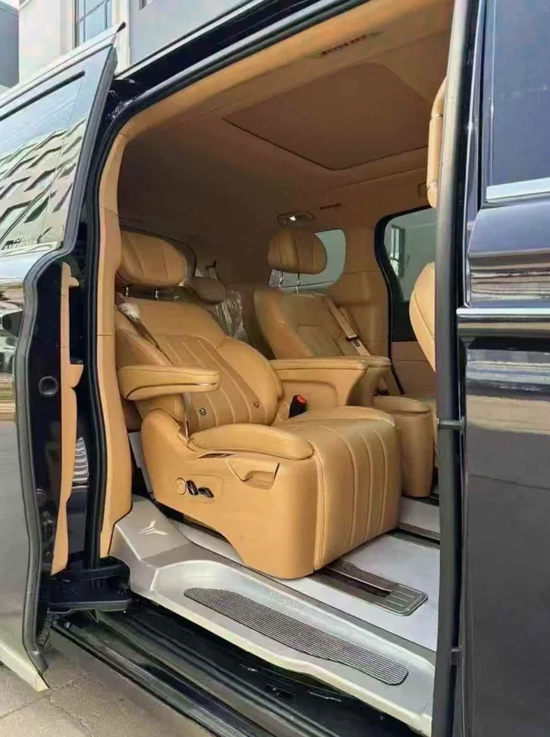 岚图汽车梦想家 后面外观三