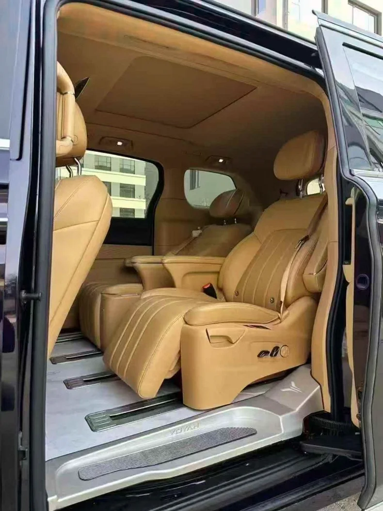 岚图汽车梦想家 后面外观一