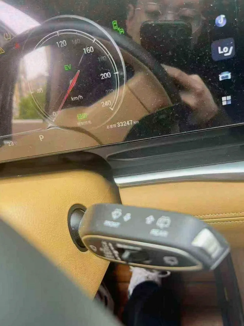 岚图汽车梦想家 后面外观一