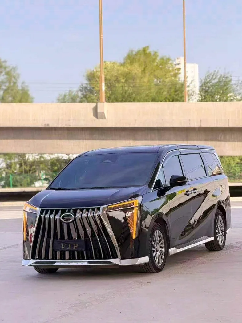 传祺M8 正面外观三