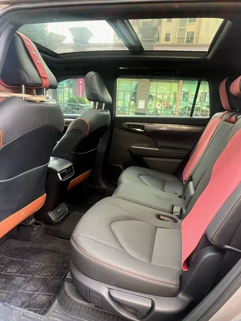 丰田皇冠 后面外观一