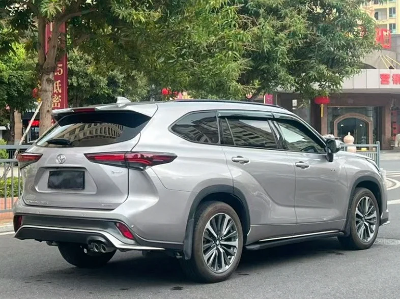 丰田皇冠 内饰后排